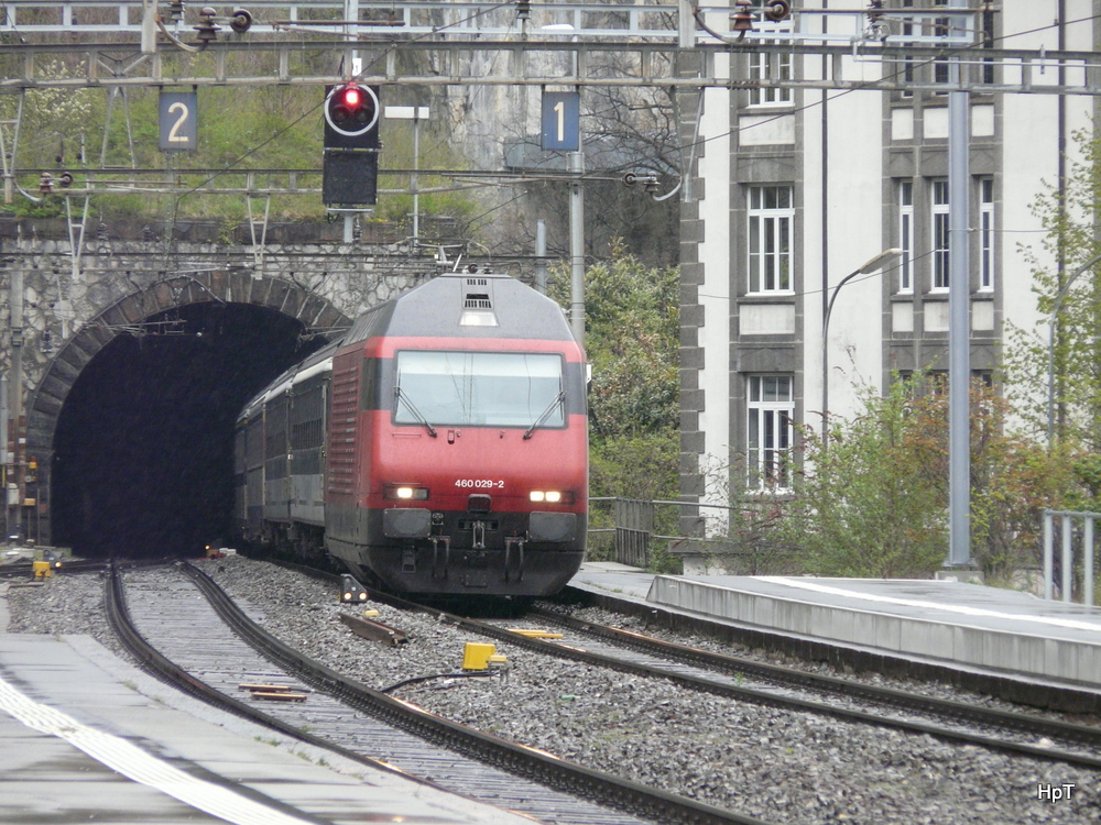 SBB - 460 029-2 mit Schnellzug bei der einfahrt in den Bahnhof von St.Maurice am 08.04.2012