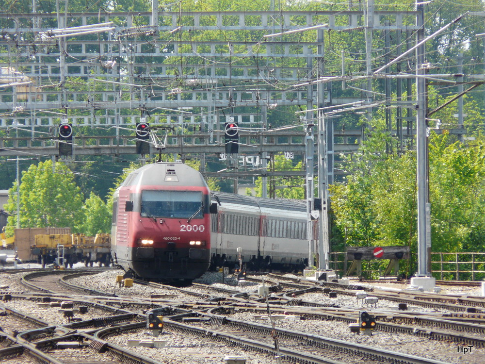 SBB - 460 033-4 mit IR bei der einfahrt in den Bahnhof Burgdorf am 22.05.2010