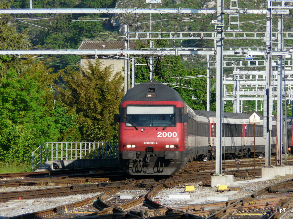 SBB - 460 033-4 vor IR im Bahnhof Biel am 24.05.2010