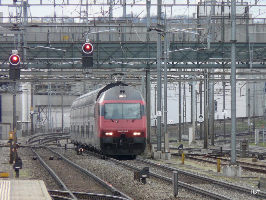 SBB - 460 035-9 vor IR bei der Durchfahrt im Bahnhof Prattelen am 02.04.2010