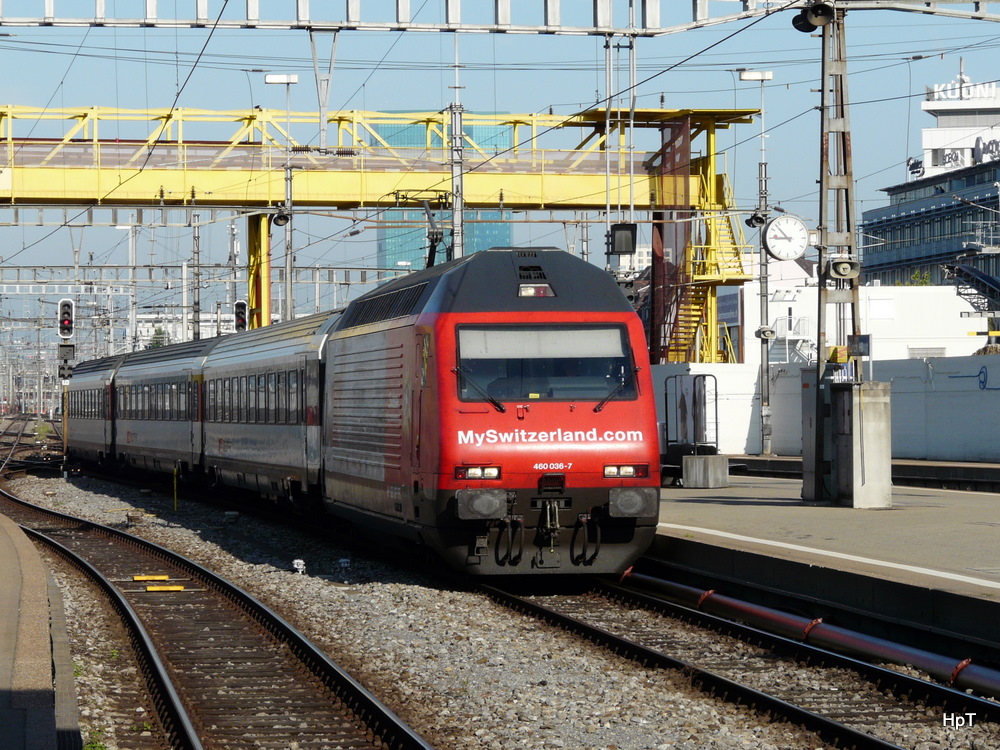 SBB - 460 036-7 mit Schnellzug bei der einfahrt in den Haptbahnhof Zrich am 26.08.2011