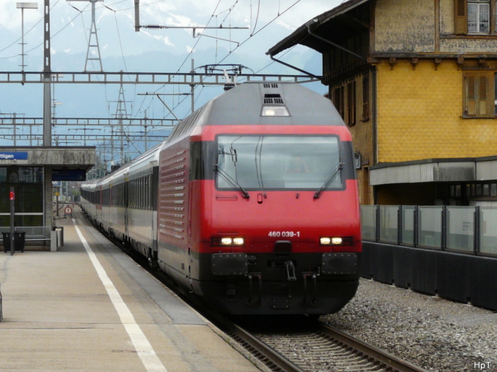 SBB - 460 039-1 mit IC bei der Durchfahrt im Bahnhof Uttigen am 25.06.2013