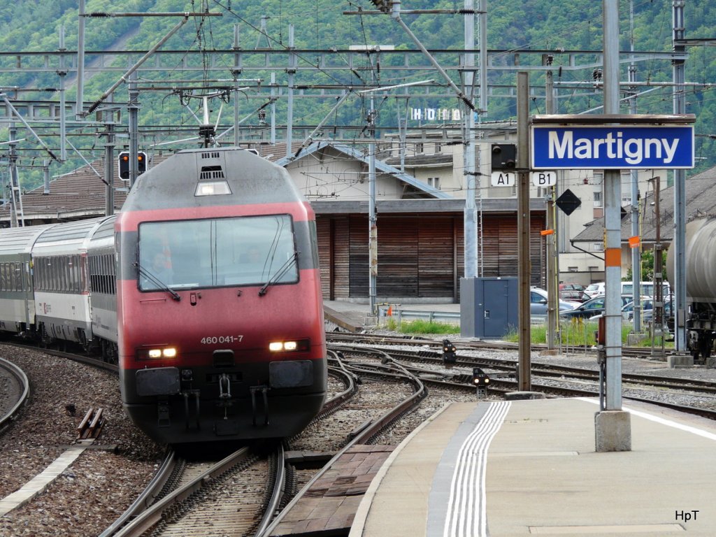 SBB - 460 041-7 vor IR im Bahnhof Martigny am 10.05.2010