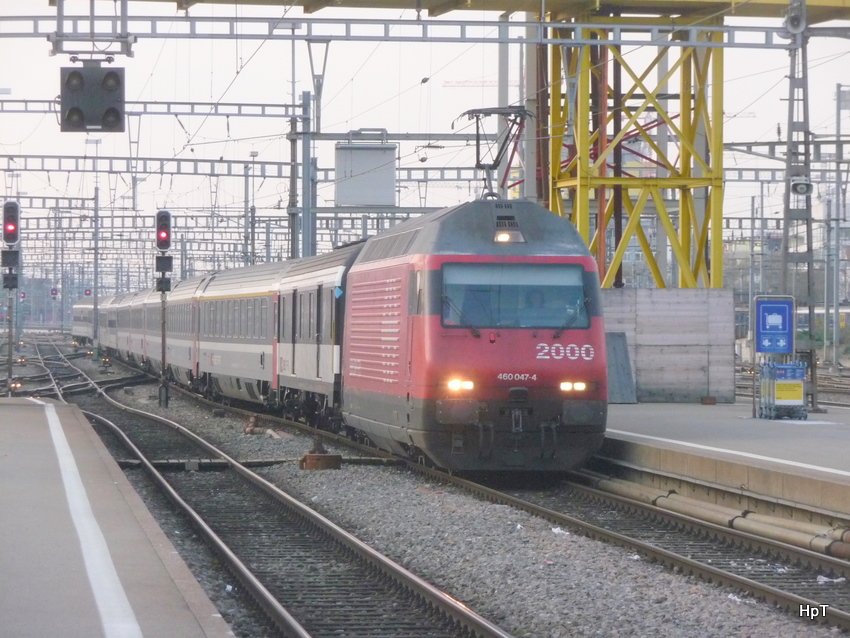 SBB - 460 047-4 vor Schnellzug bei der einfahrt im Hauptbahnhof von Zrich am 18.12.2009