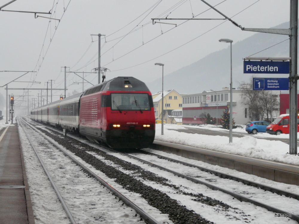 SBB - 460 049-0 mit IR bei der Durchfahrt in Pieterlen am 15.12.2012