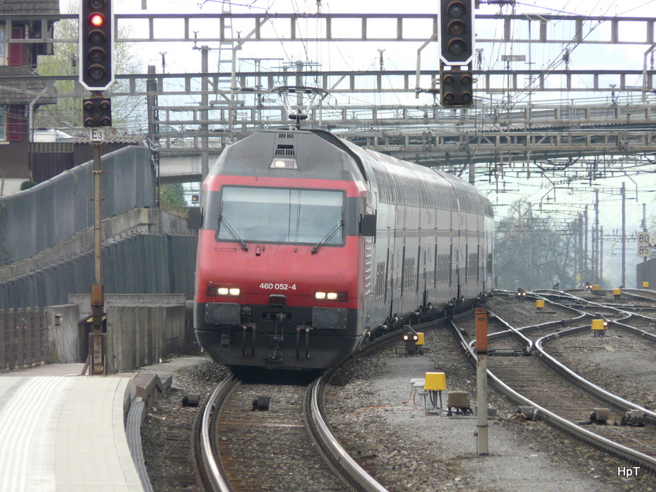 SBB - 460 052-4 mit IR Luzern - Zrich bei der einfahrt im Bahnhof Rotkreuz am 10.04.2010 