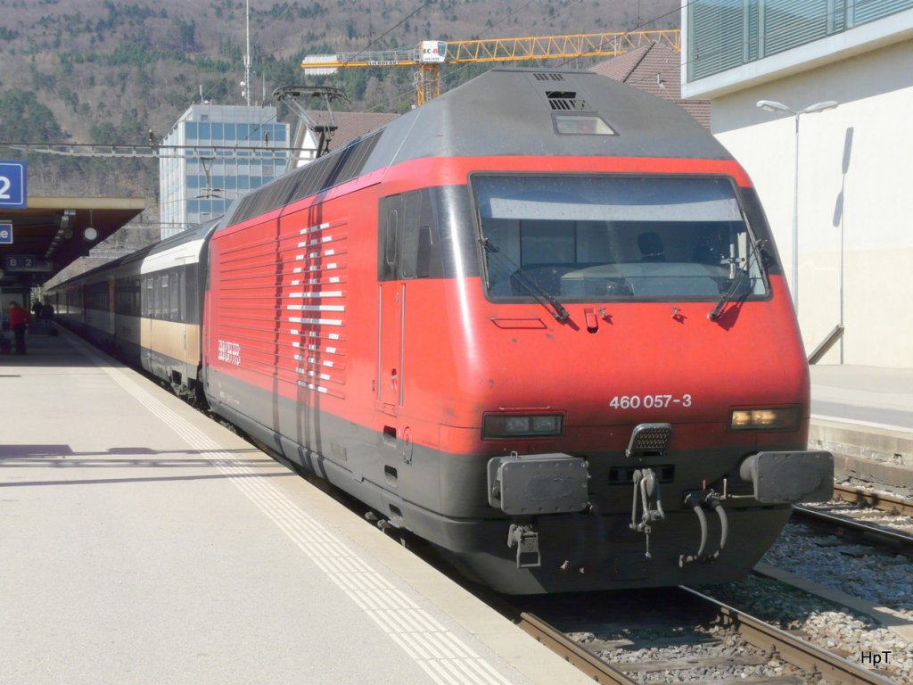 SBB - 460 057-3 vor IR im Bahnhof Biel am 02.04.2010