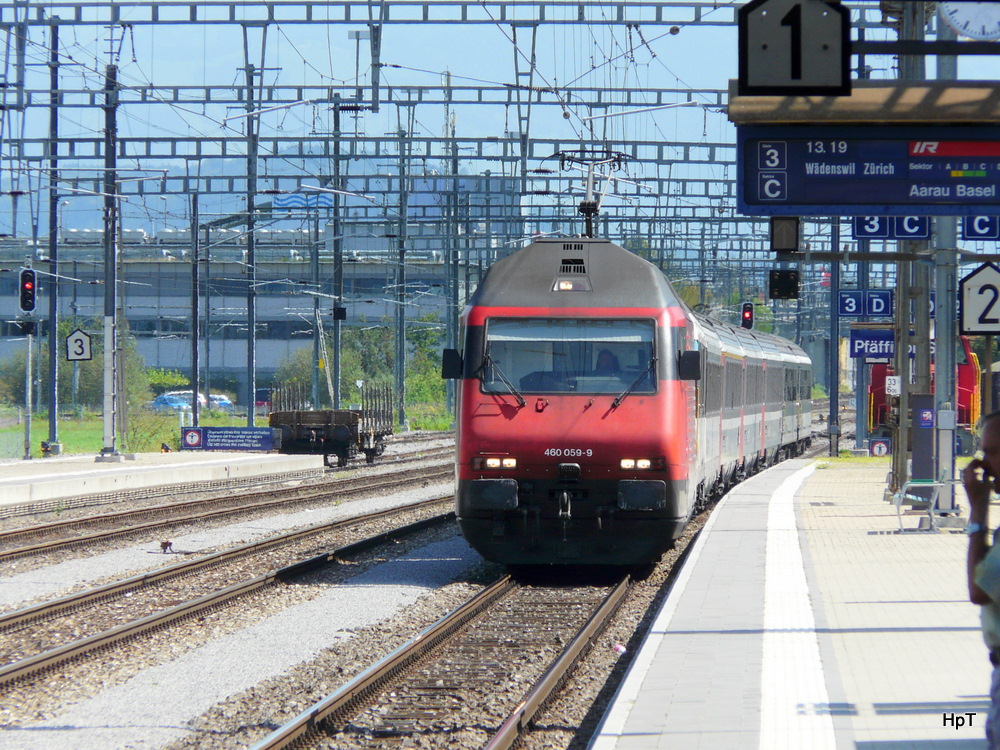 SBB - 460 059-9 mit R bei der einfahrt in den Bahnhof Pfffkon/SZ am 26.08.2011