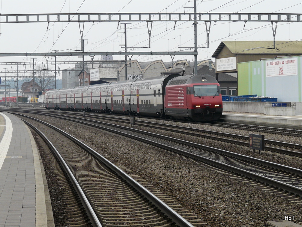 SBB - 460 062-3 vor IR bei der durchfahrt im Bahnhof Rothrist am 12.03.2011

