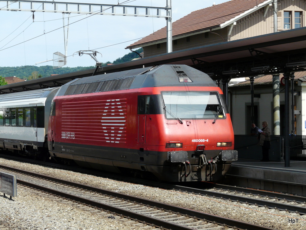 SBB - 460 066-4 mit RE im Bahnhof Sissach am 15.06.2012