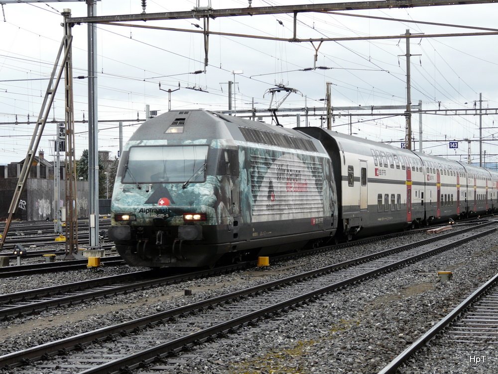 SBB - 460 075-5 in IC bei der einfahrt in dem Bahnhof Thun am 21.03.2010