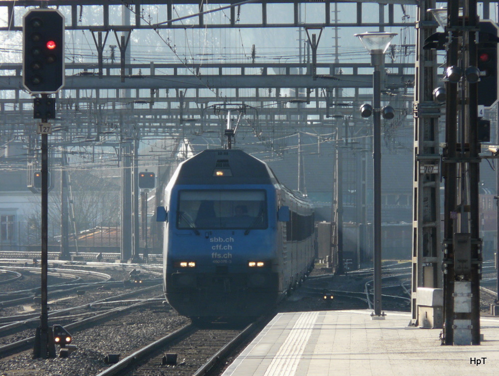 SBB - 460 076-3 mit IR bei der einfahrt in den Bahnhof Olten am 05.02.2011