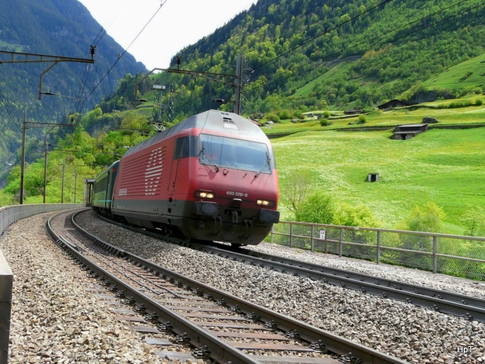 SBB - 460 078-9 mit Schnellzug unterwegs bei Intschi am 08.05.2012