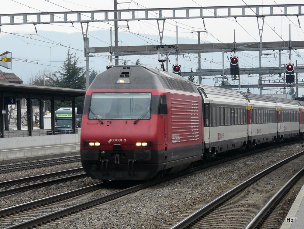SBB - 460 081-3 vor IR bei der durchfahrt im Bahnhof Rothrist am 12.03.2011

