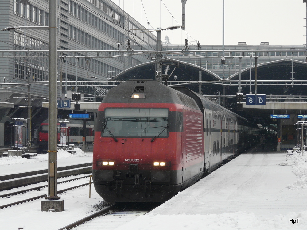 SBB - 460 082-1 mit IR nach Zrich Flughafen im Bahnhof Luzern am 01.02.2012