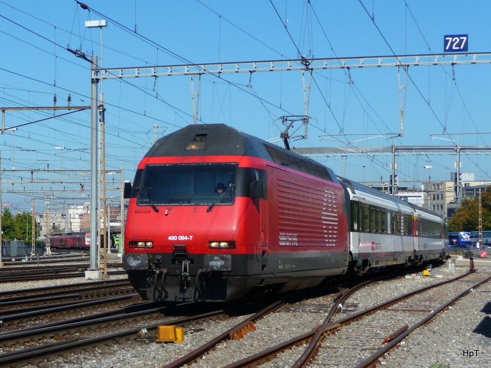 SBB - 460 084-7 mit IR bei der ausfahrt aus dem Bahnhof Thun am 24.09.2011.. Standpunkt des Fotografen auserhalb des Geleisfeldes...