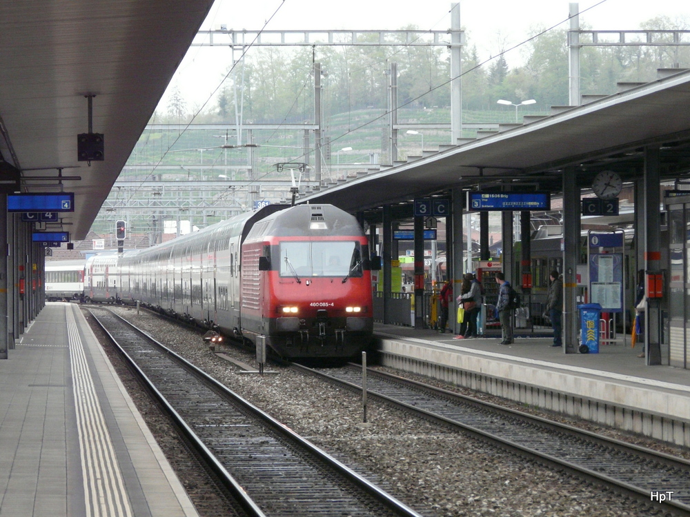 SBB - 460 085-4 mit IC bei der einfahrt im Bahnhof Spiez am 27.04.2013