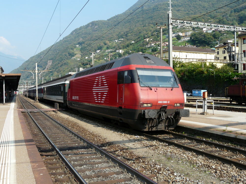 SBB - 460 086-2 vor Schnellzug im Bahnhof Bellinzona am 30.09.2011
