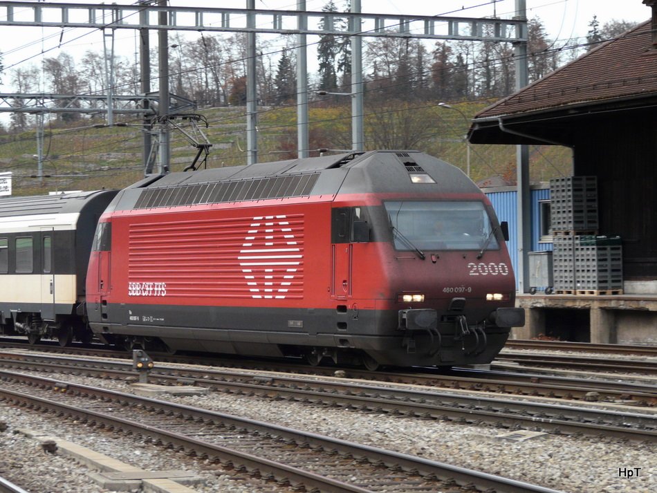 SBB - 460 097-9 vor IR unterwegs in Spiez am 21.11.2009