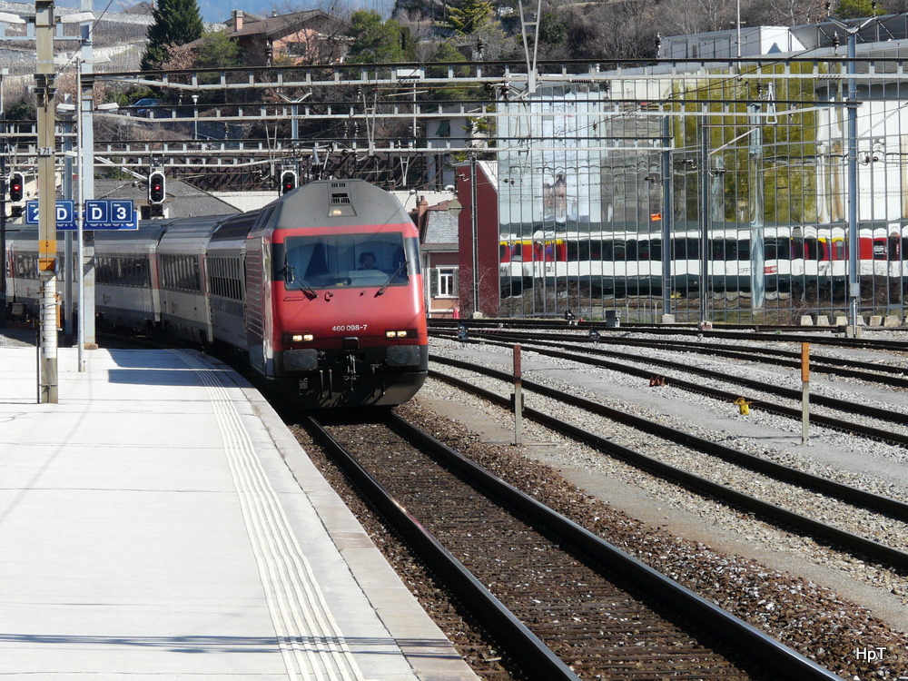 SBB - 460 098-7 mit Schnellzug bei der einfahrt in den Bahnhof Sierre am 18.03.2011

