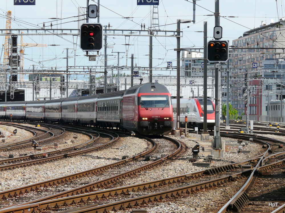 SBB - 460 099-5 mit Schnellzug bei der einfahrt in den Bahnhof in Genf am 20.05.2012