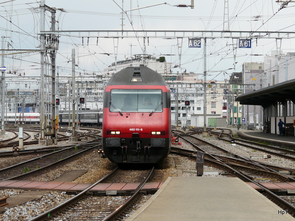 SBB - 460 111-8 mit Schnellzug bei der einfahrt in den Bahnhof Genf am 08.04.2012