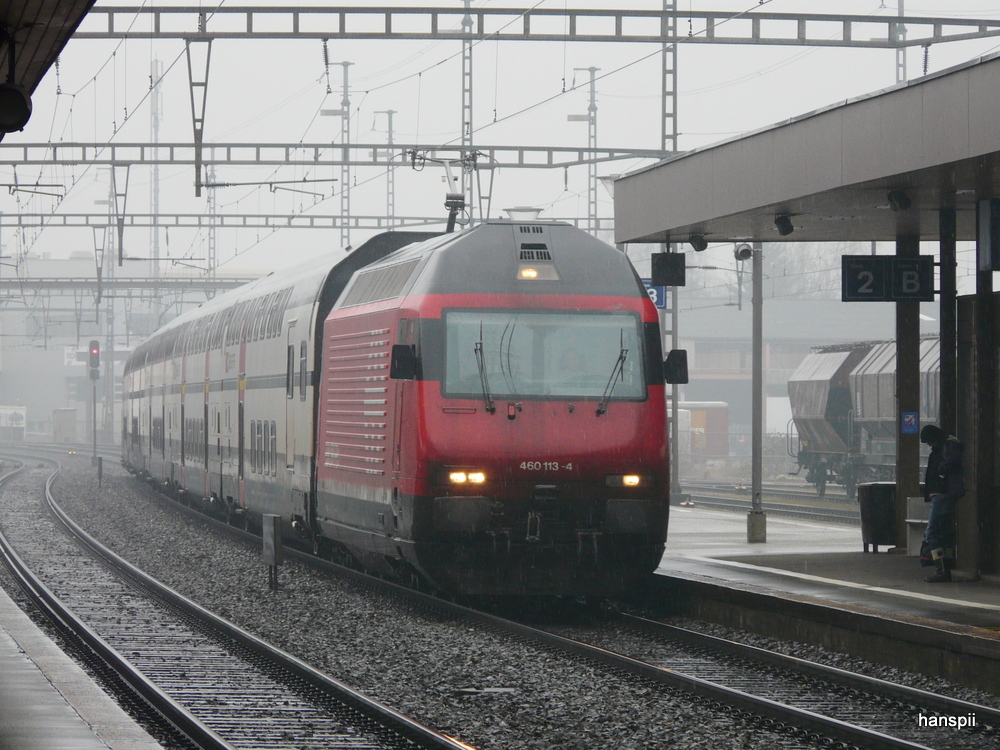 SBB - 460 113-4 vor Schnellzug bei der einfahrt in den Bahnhof Herzogenbuchsee am 28.03.2013