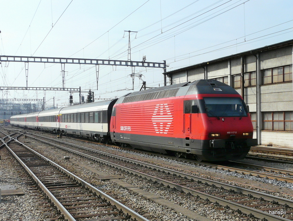 SBB - 460 117-5 mir Umgeleitem IC bei der durchfahrt im Bahnhof Burgdorf am 02.04.2013