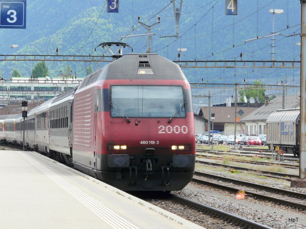 SBB - 460 118-3 vor einem IR bei der einfahrt in den Bahnhof von Sion am 10.05.2010