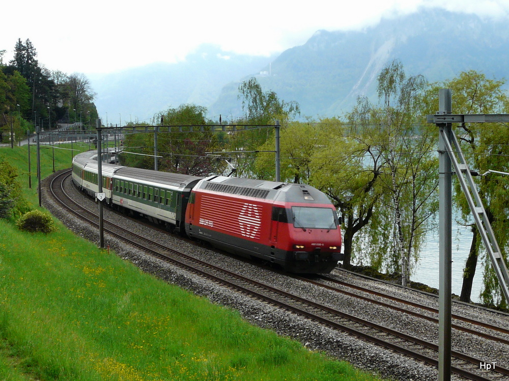 SBB - 460 mit Schnellzug unterwegs bei Villeneuve am 01.05.2012