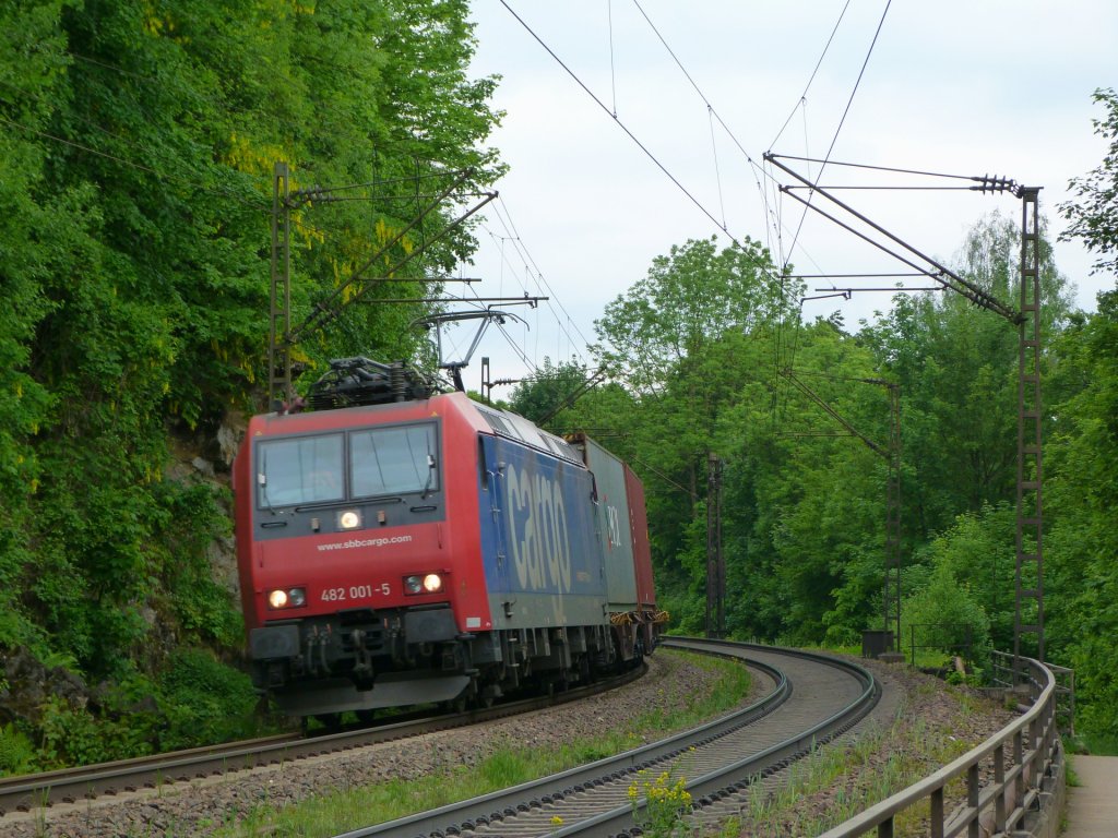 SBB 482 001 wurde am 24.05.13 mit einem Containerzug kurz vor der Mariaorter Brcke in Regensburg Prfening von mir bildlich festgehalten.