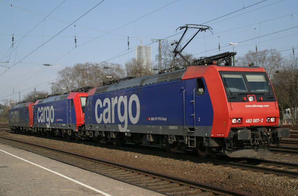 SBB 482 007,041 und 024 am 12.3.11 als Lokzug in Kln-West