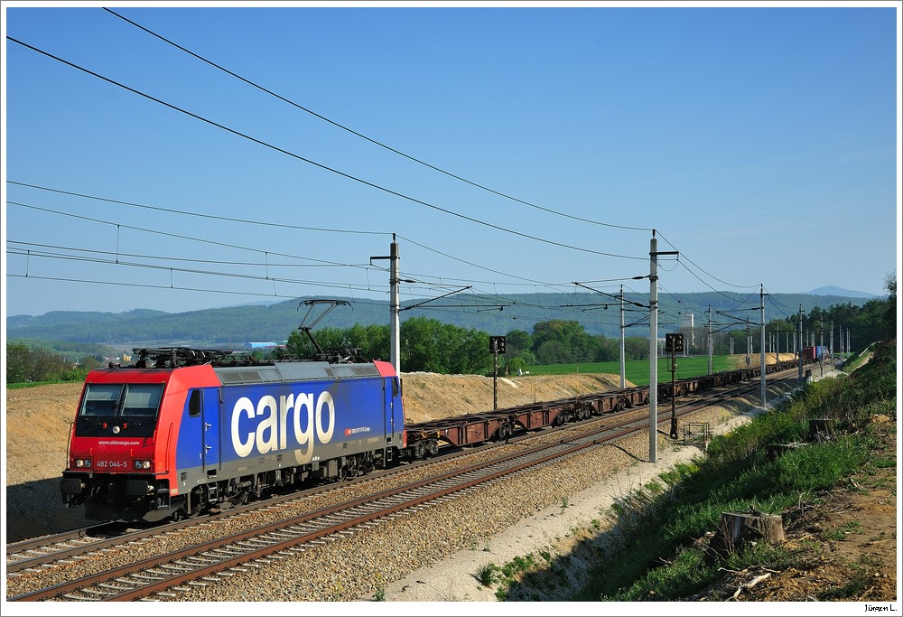 SBB 482 044 mit dem 43942; Bheimkirchen (sterreich), 23.4.2011