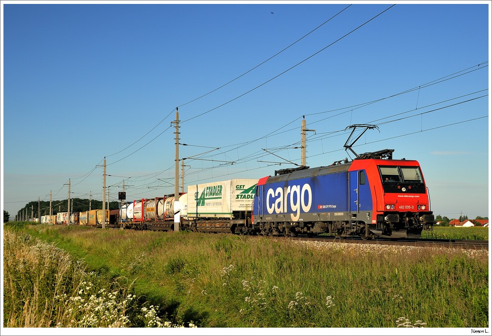 SBB 482.035 mit dem 42954; hier bei Oftering; 8.7.2010.