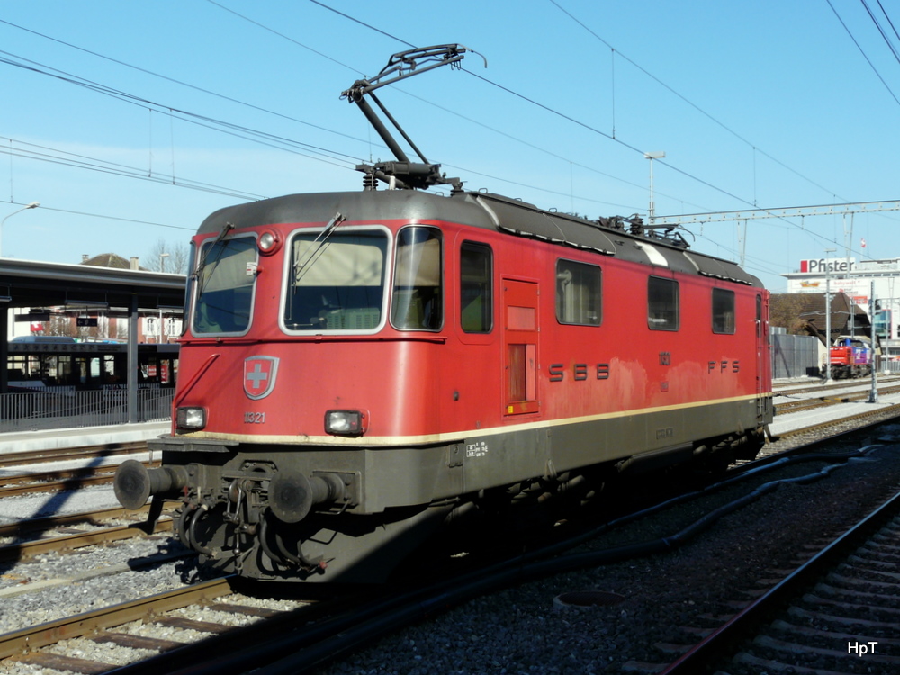 SBB - Abgestellte Re 4/4 11321 im Bahnhof Suhr am 05.02.2011