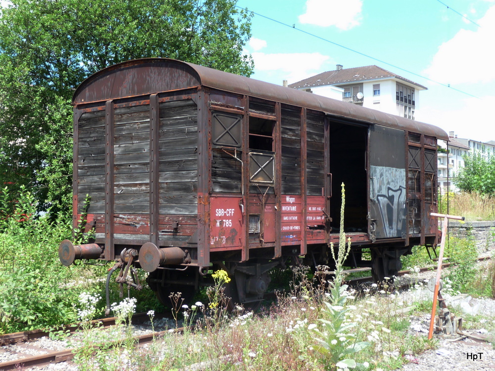SBB - Abgestellter Diesntwagen X 785 im Areal des Gterbahnhofs von La Chaux de Fonds am 31.07.2010