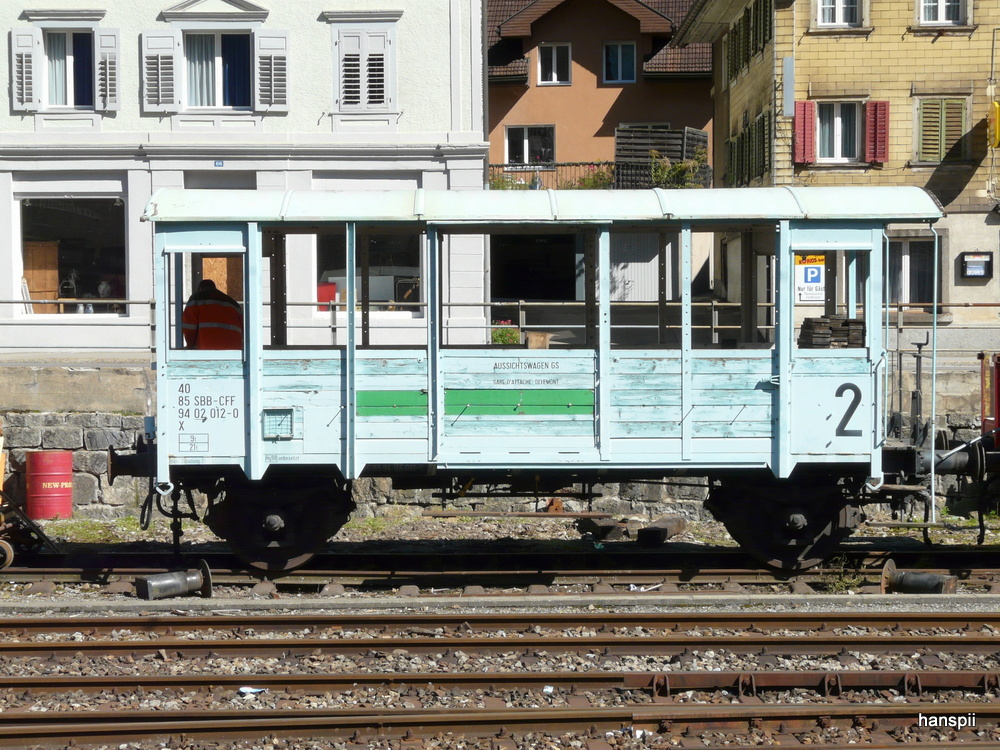 SBB - Abrucharbeiten beim Dienstwagen X 40 85 94 02 012-2 im Bahnhofsareal in Erstfeld am 20.09.2012