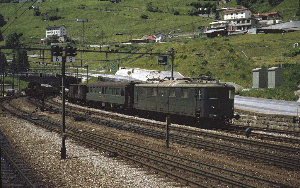 SBB Ae 4/6 Nr. 10808 aus dem Gotthard-Tunnel kommend Richtung Airolo fahrend, aufgenommen im Sommer 1979
