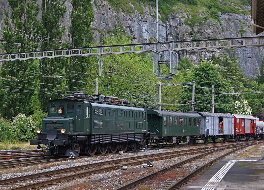 SBB: Ae 4/7 10976 mit dem Sonderzug Lausanne - St-Maurice bei der Einfahrt in den Bahnhof St-Maurice am 9. Juni 2013.
Foto: Walter Ruetsch