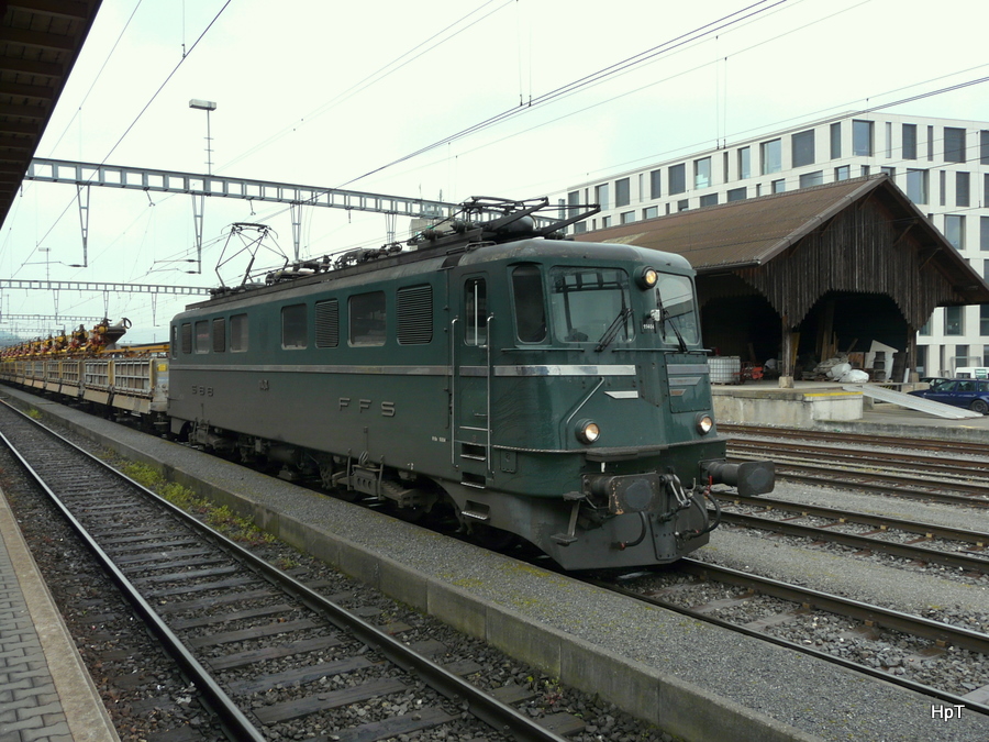 SBB - Ae 6/6 11404 vor Gterzug im Bahnhof Brugg am 20.05.2010