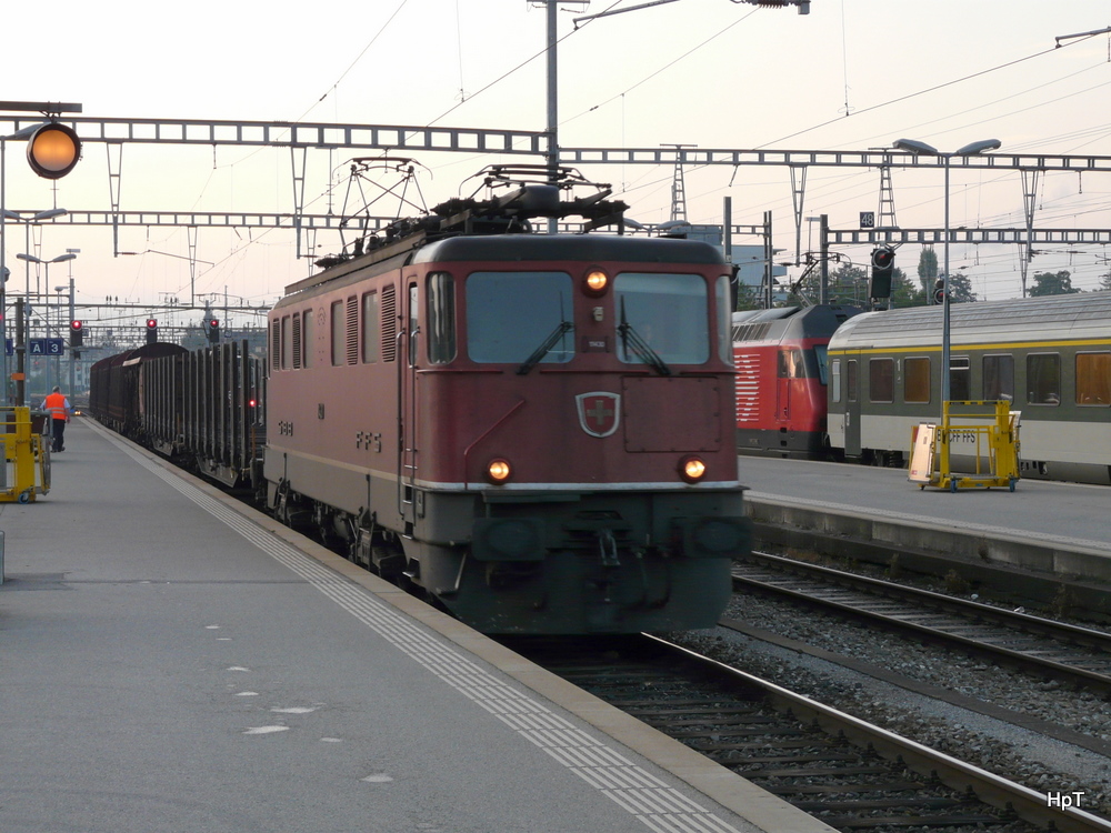 SBB - Ae 6/6 11430 mti Gterzug bei der Durchfahrt im Bahnhof Biel morgens um 06.45 Uhr am 26.08.2011