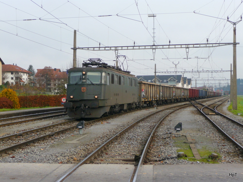 SBB - Ae 6/6  11438 vor Gterzug im Bahnhof Aarberg am 20.11.2010