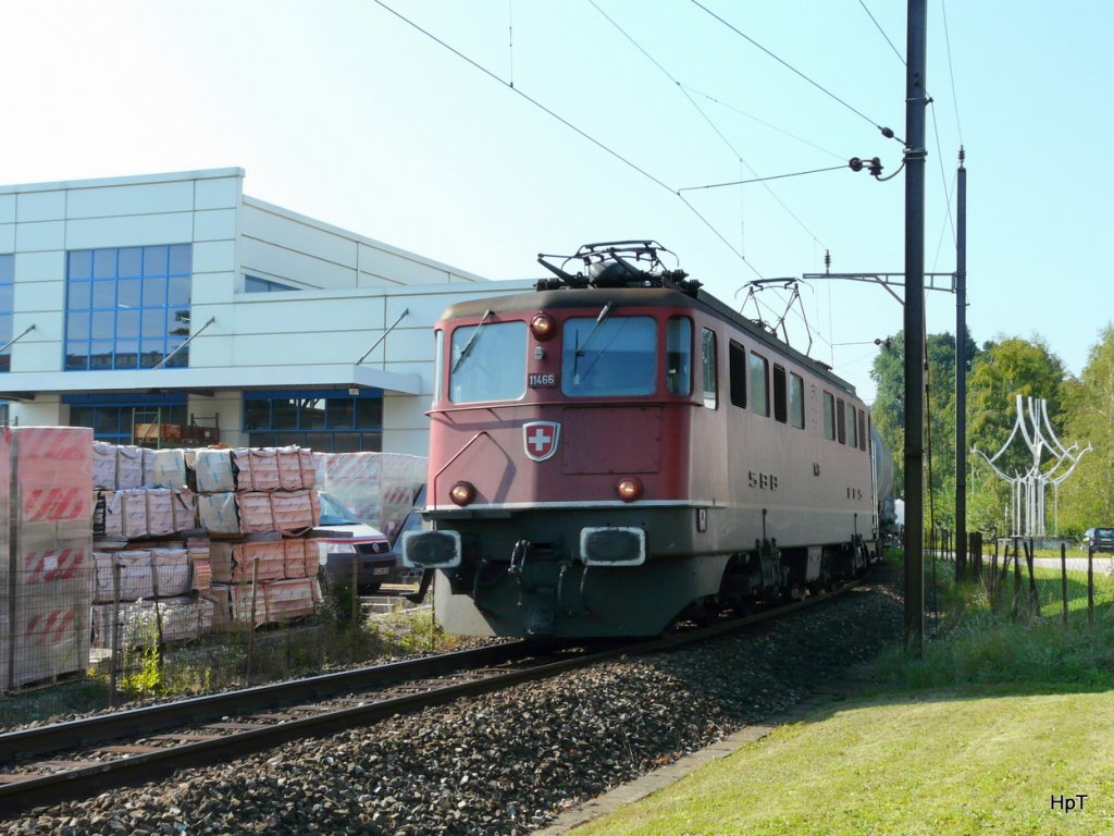 SBB - Ae 6/6 11466 vor Gterzug bei der einfahrt in den Bahnhof Langenthal am 08.09.2009