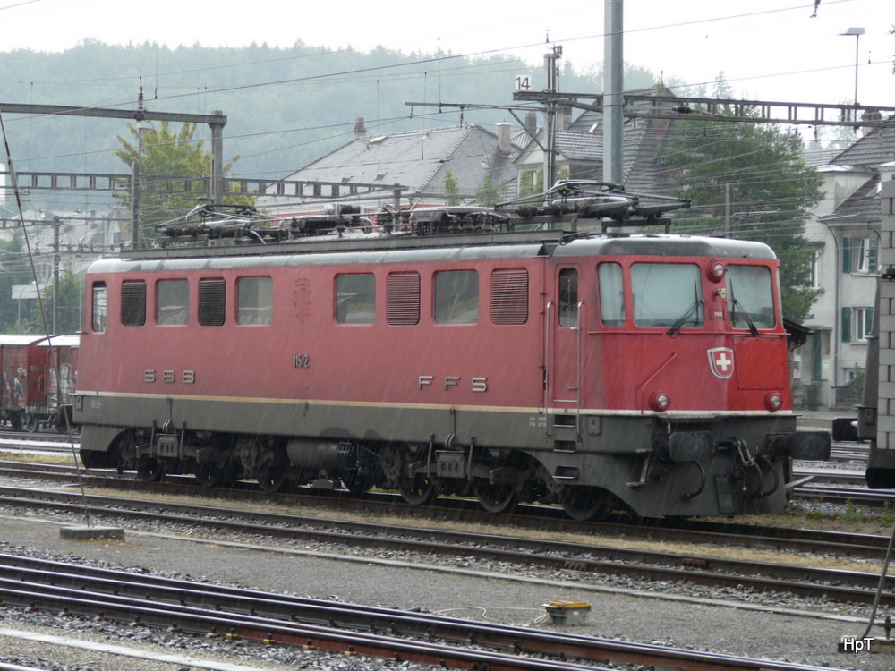 SBB - Ae 6/6 11512 im Regen abgestellt im Bahnhofsareal in Solothurn am 10.07.2011