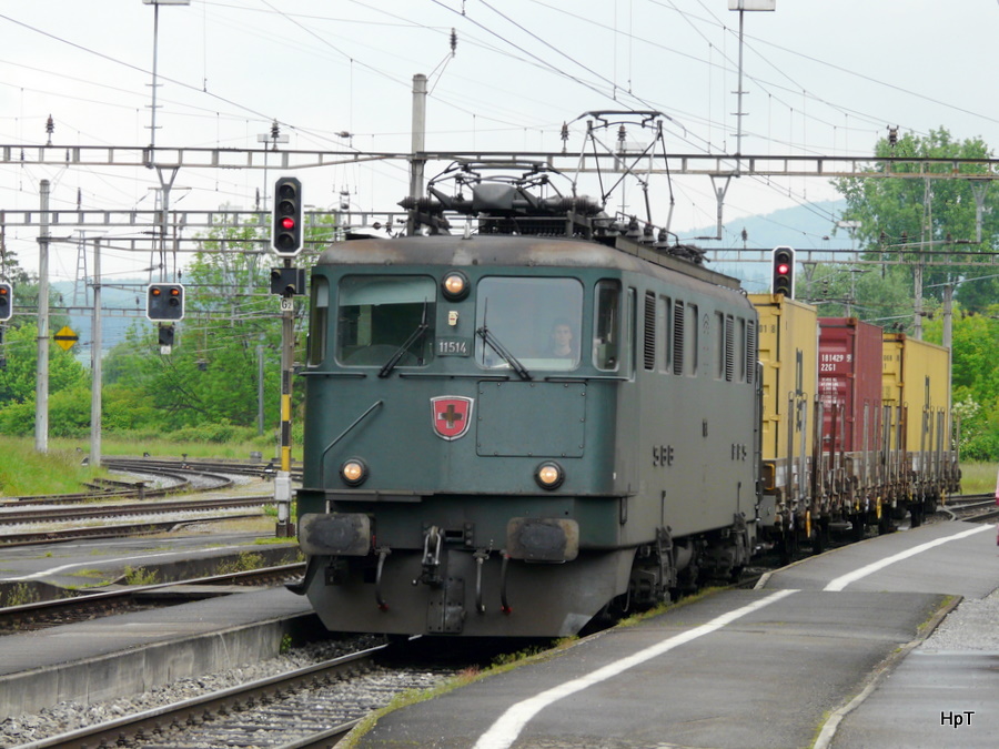 SBB - Ae 6/6 11514 mit Gterzug bei der Durchfahrt in Koblenz am 20.05.2010