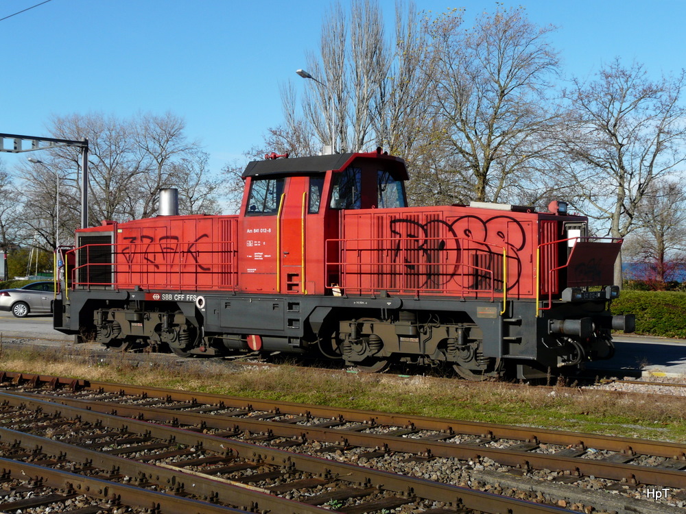 SBB - Am 841 012-8 mit Schriftzgen abgestellt im Bahnhofsareal von Rorschach am 14.11.2010
