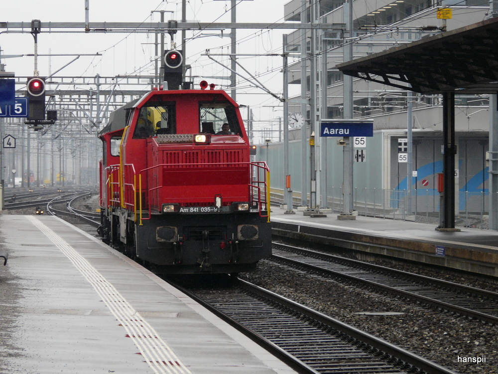 SBB - Am  841 035-9 mit Tm 2/2 232 oder 234 im Schlepp bei der durchfahrt im Bahnhof Aarau am 25.03.2013