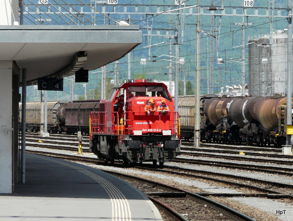 SBB - Am 843 014-2 unterwegs mit Rangiermanschaft im Bahnhof Buchs am 03.05.2012