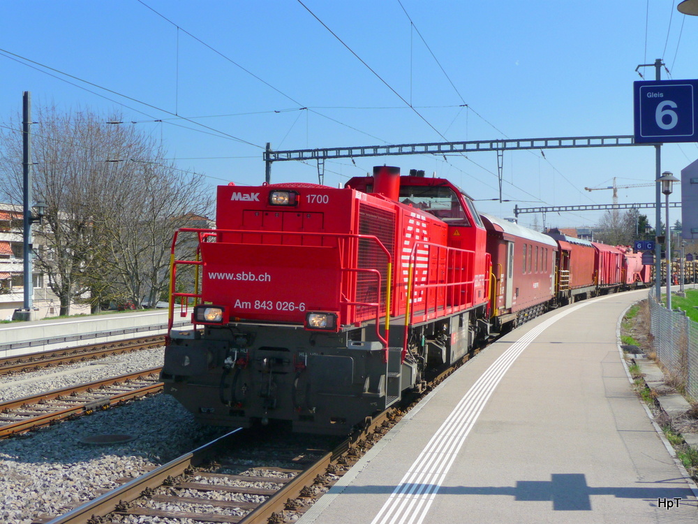 SBB - Am  843 026-6 mit dem Lsch und rettungszug von Biel im Bahnhof Kerzers am 28.03.2012 .. Standpunkt des Fotografen auf dem Perron ..