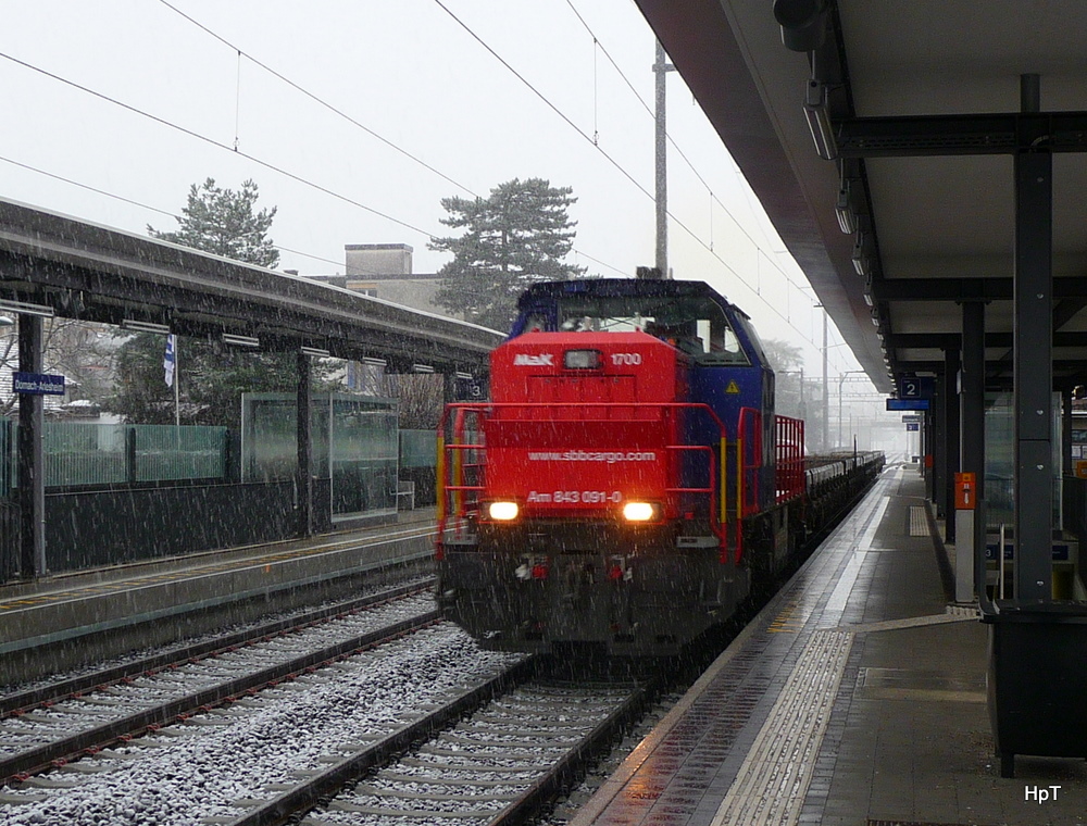 SBB - Am 843 091-0 mit Gterwagen bei der Durchfahrt im Bahnhof Dornach am 24.12.2010